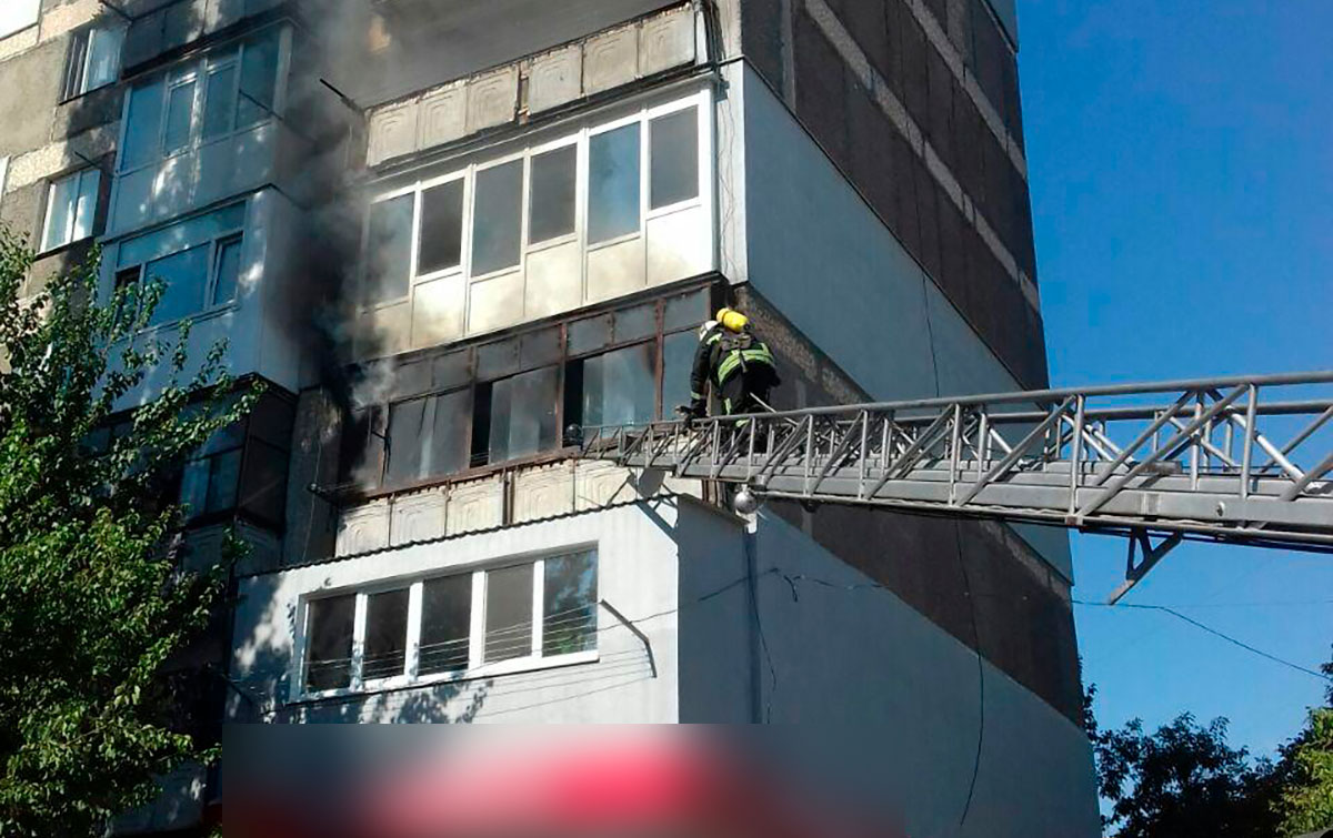 У Кропивницькому під час пожежі у квартирі бійці ДСНС врятували чоловіка