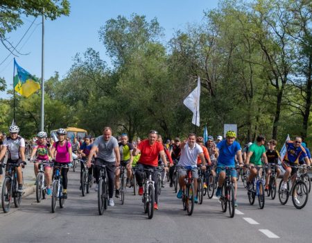 Флешмоб у Кропивницькому: кілька тисяч велосипедистів нагадали владі про необхідність велодоріжок. ФОТО