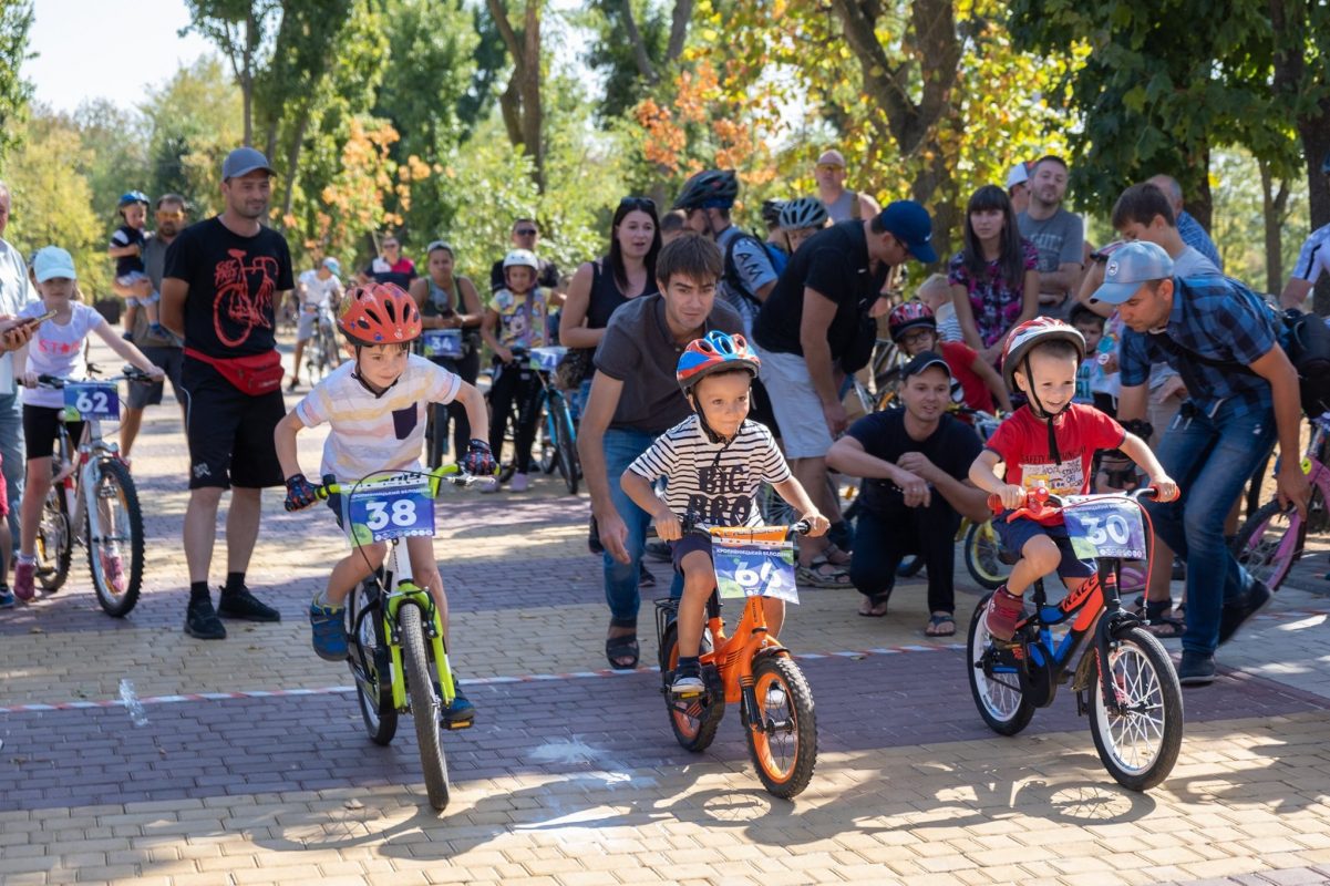 Флешмоб у Кропивницькому: кілька тисяч велосипедистів нагадали владі про необхідність велодоріжок. ФОТО