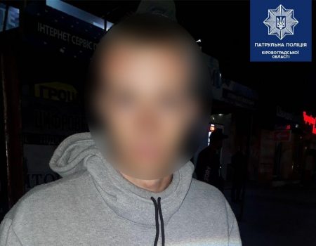 У Кропивницькому 20-річний грабіжник, погрожуючи ножем, забрав гроші з каси магазину