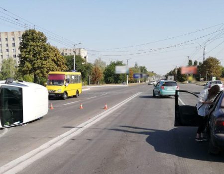 У Кропивницькому внаслідок ДТП перевернулася автівка. ФОТО