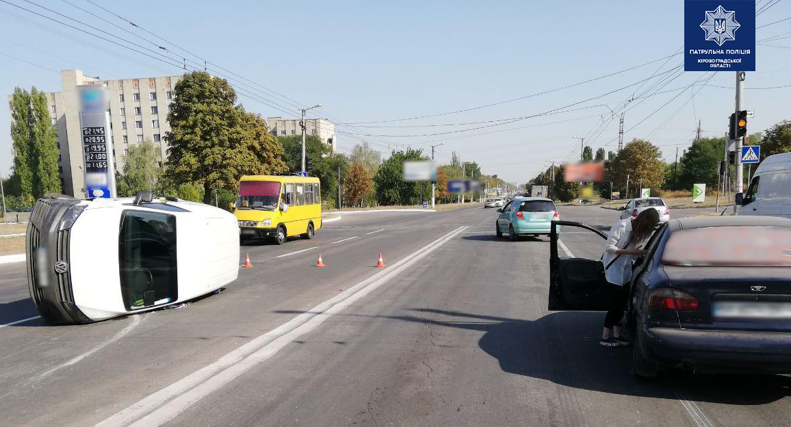 У Кропивницькому внаслідок ДТП перевернулася автівка. ФОТО