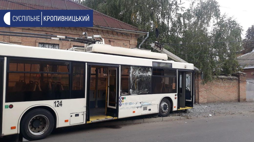 У Кропивницькому зіткнулися тролейбус і вантажівка. ФОТО