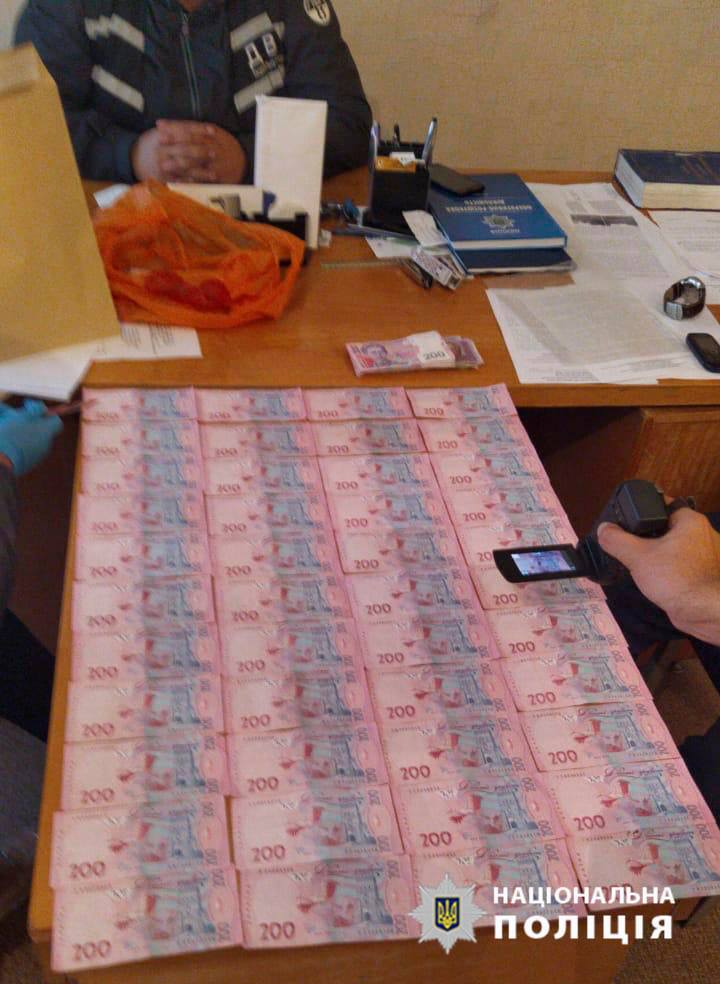 Кіровоградщина: житель Долинської пропонував правоохоронцю 56 тисяч гривень хабаря. ФОТО