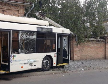 У Кропивницькому зіткнулися тролейбус і вантажівка. ФОТО