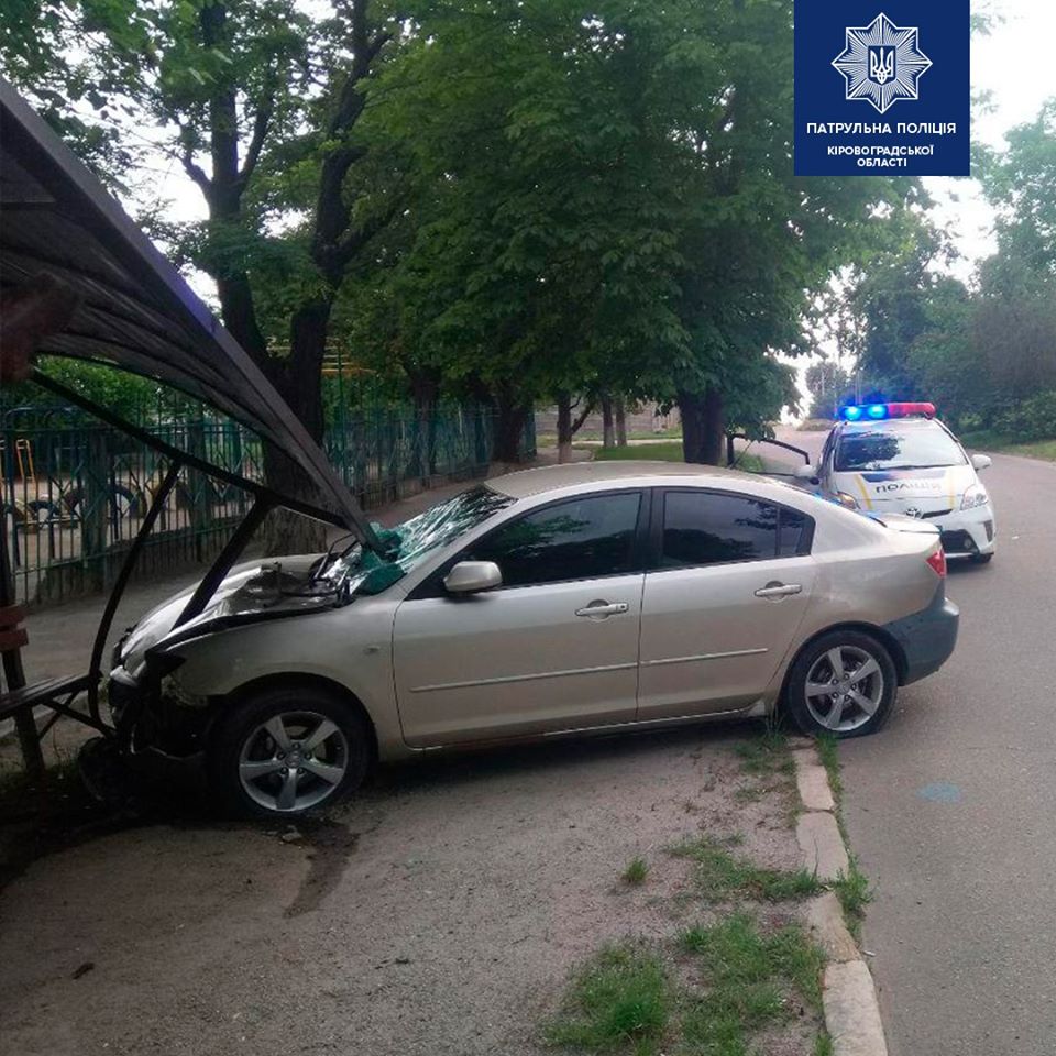 Суд позбавив права керування водія, який в&#8217;їхав у зупинку в Кропивницькому