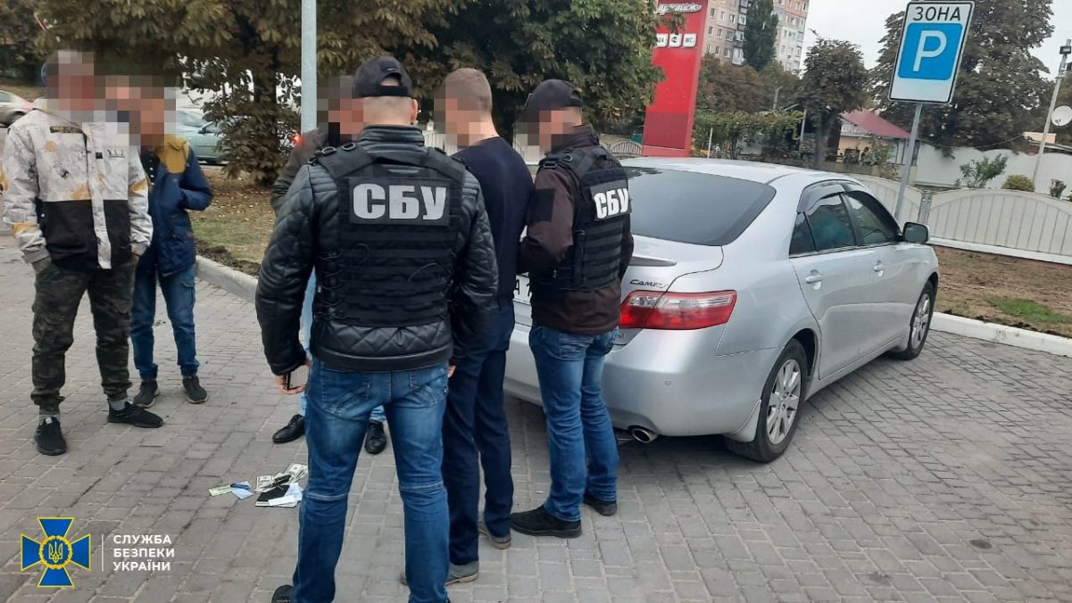 У Кропивницькому СБУ затримала працівника міграційної служби, який обіцяв &#8220;відмазати&#8221; від армії