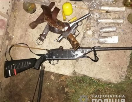 Поліцейські вилучили у жителя Кіровоградщини саморобну зброю та вибухівку