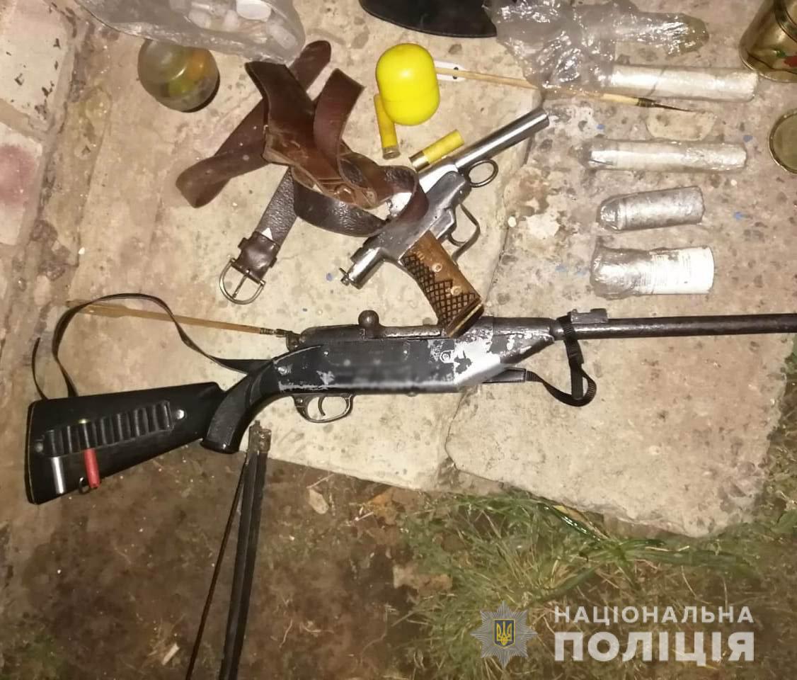 Поліцейські вилучили у жителя Кіровоградщини саморобну зброю та вибухівку