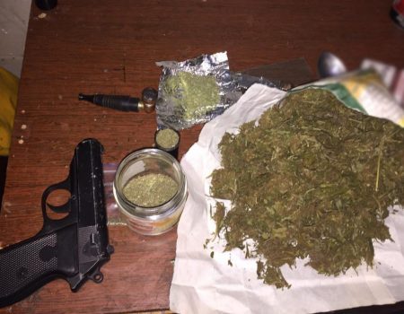 У жителів Кропивницького поліцейські вилучили марихуану та зброю
