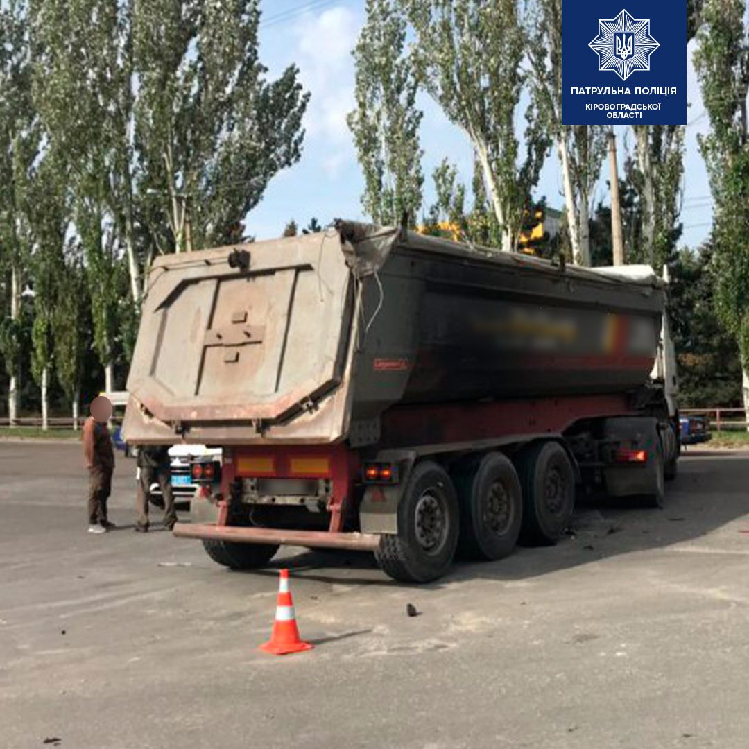 У Кропивницькому сталася чергова ДТП за участі вантажівки. ФОТО