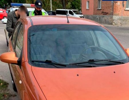 Патрульні знайшли водія, який в’їхав у припарковане авто в Кропивницькому та втік