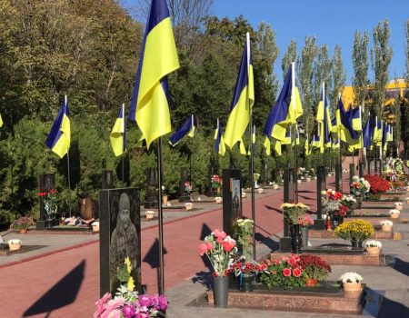 На могилах загиблих захисників України встановили синьо-жовті прапори. ФОТО