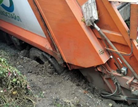 У Кропивницькому провалився сміттєвоз. ФОТО