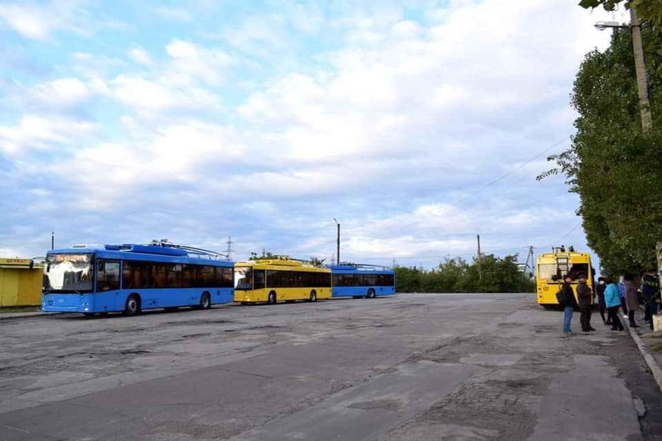 До кінця серпня автобуси й тролейбуси до селища Нового ходитимуть за іншою схемою руху