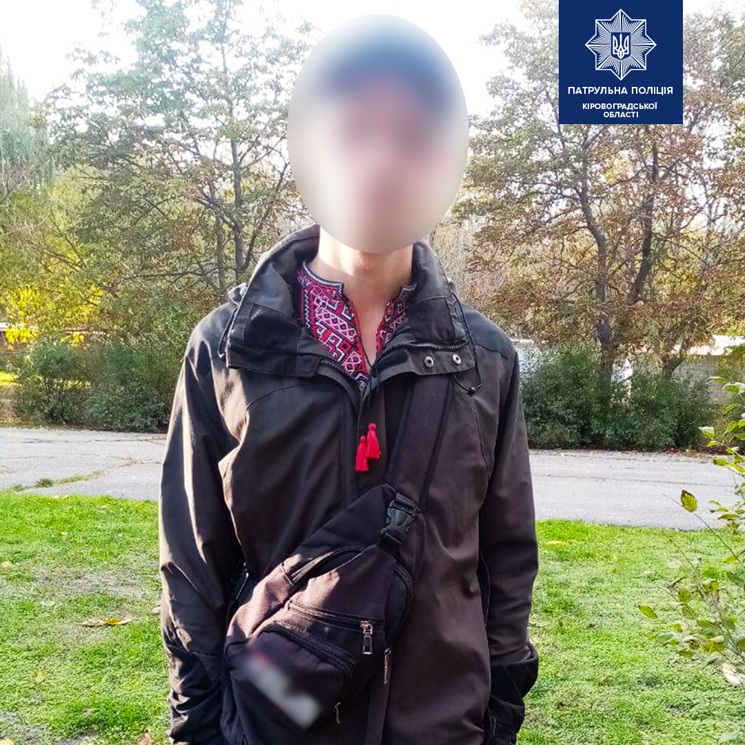 У Кропивницькому чоловік із ножем чіплявся до перехожих неподалік школи