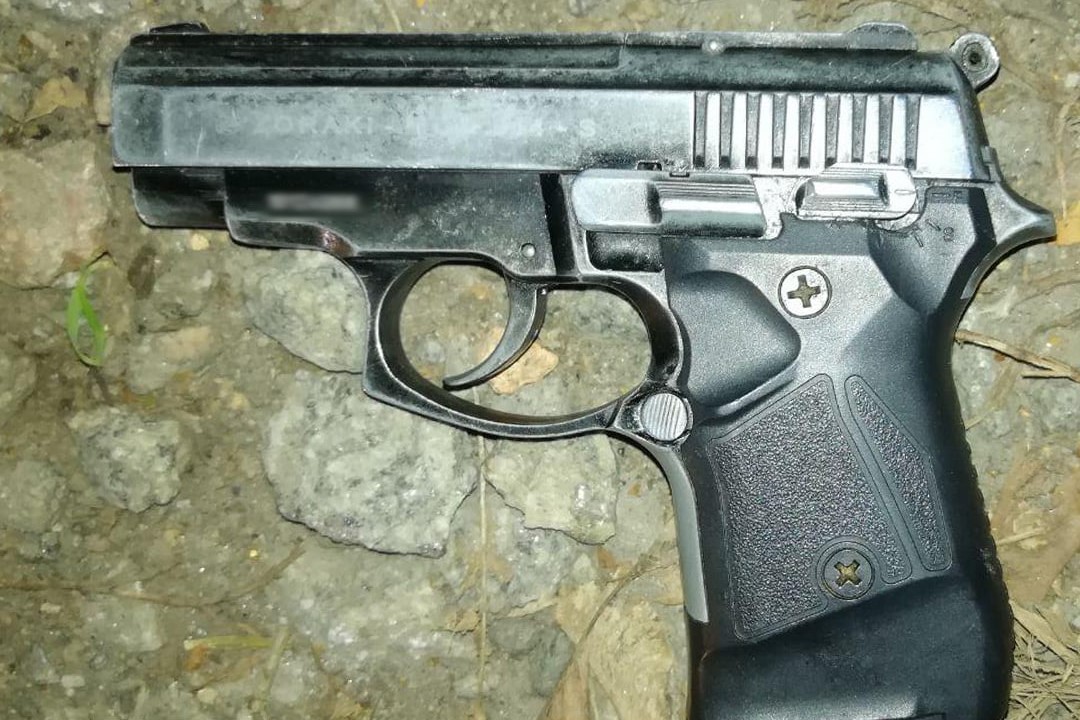 У Кропивницькому затримали чоловіка, який розмахував серед вулиці пістолетом
