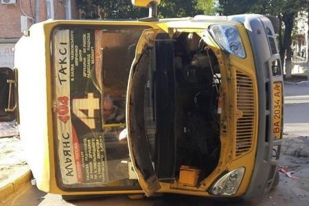 У Кропивницькому перекинулася маршрутка, двох пасажирів госпіталізували. ВІДЕО