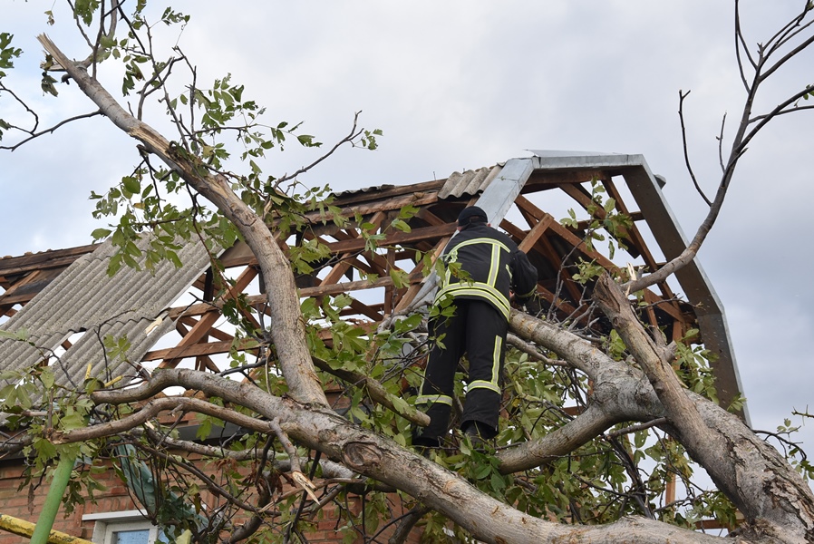 У Кропивницькому відновлюють домоволодіння, пошкоджені стихією. ФОТО