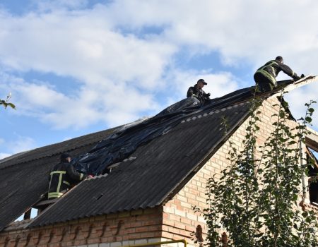 У Кропивницькому відновлюють домоволодіння, пошкоджені стихією. ФОТО