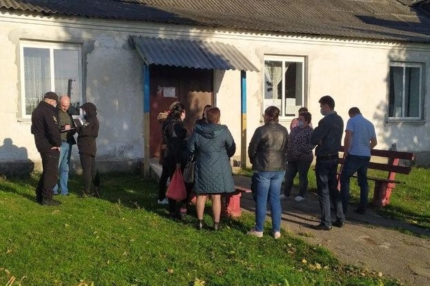 На Кіровоградщині члени виборчої комісії не пускали на дільницю навіть нову голову