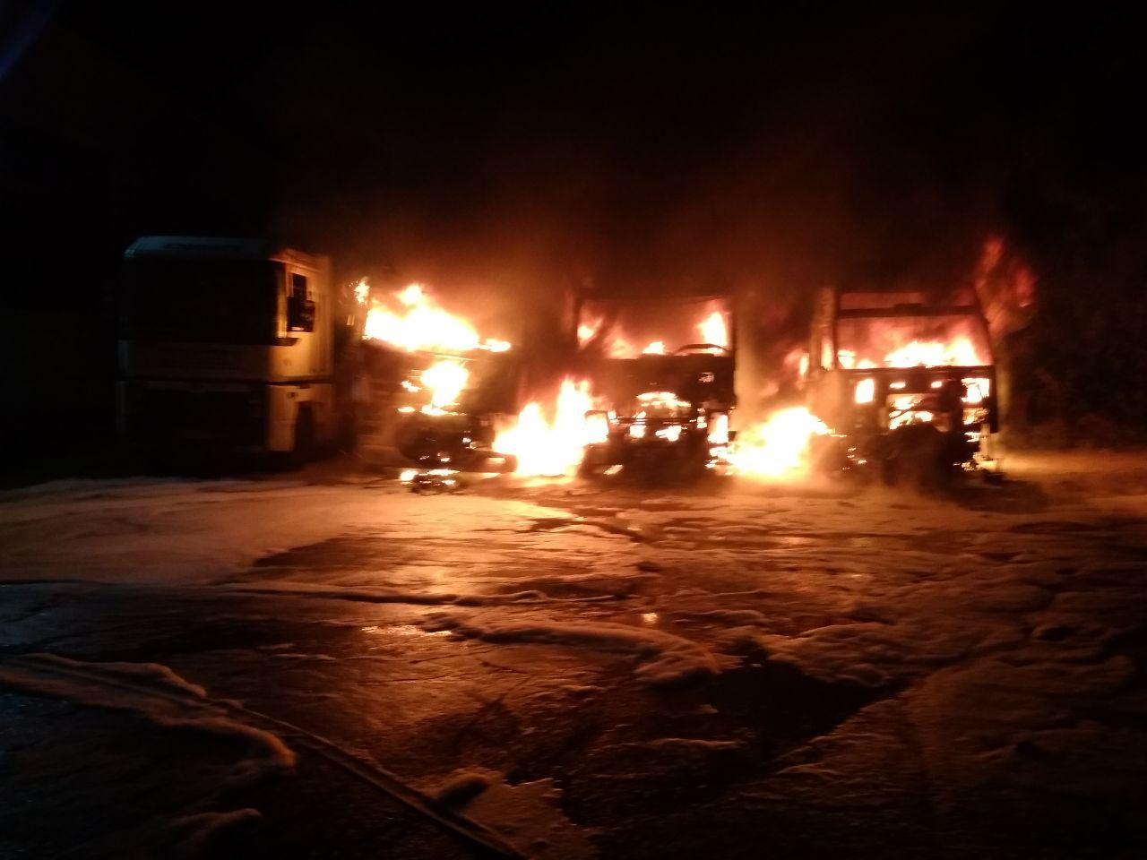 На Кіровоградщині на автостоянці згоріли три вантажівки. ФОТО