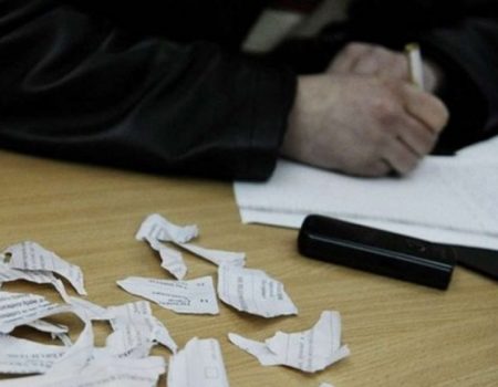 На Кіровоградщині виборець порвав бюлетені, на одній ДВК виламали двері. ВІДЕО