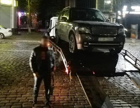 У Кропивницькому чоловіки на “Range Rover” погрожували іншому пістолетом. ФОТО