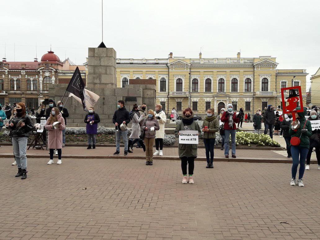 У Кропивницькому стукали по каструлях на знак протесту проти карантину вихідного дня. ФОТО