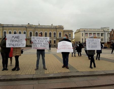 У Кропивницькому стукали по каструлях на знак протесту проти карантину вихідного дня. ФОТО