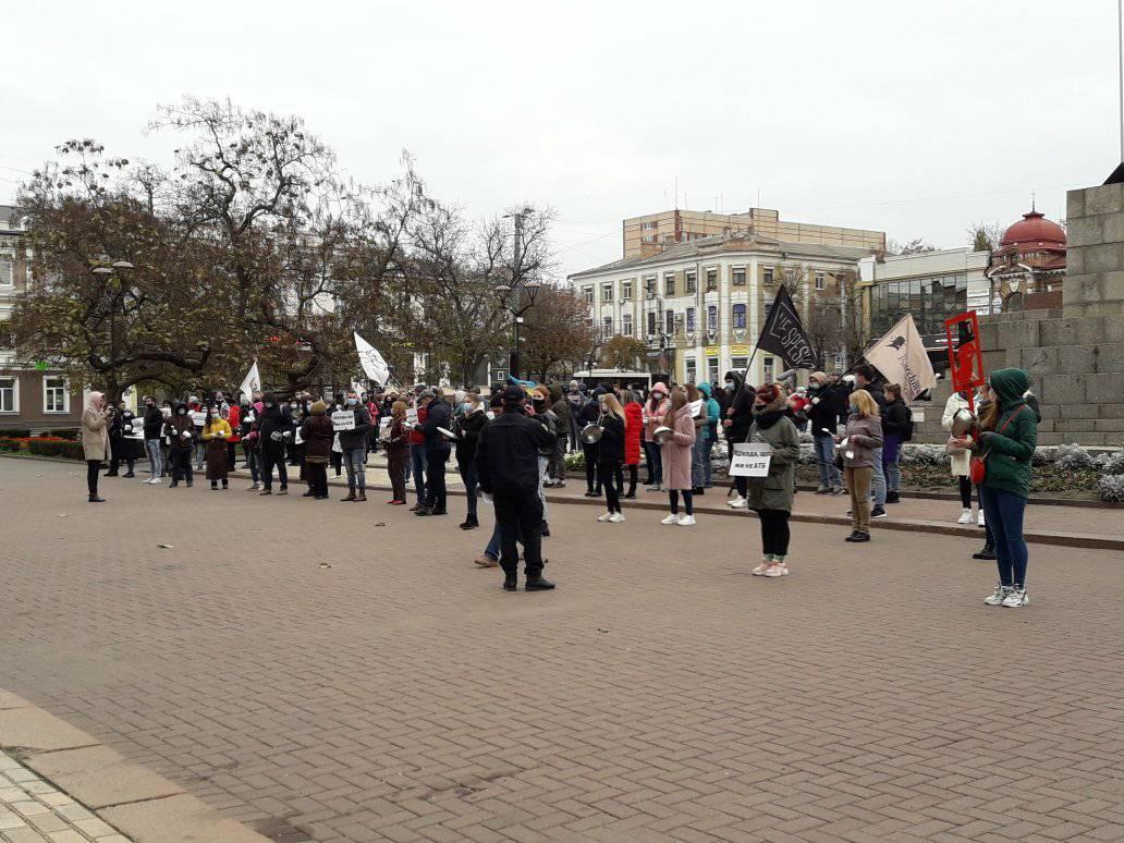 У Кропивницькому стукали по каструлях на знак протесту проти карантину вихідного дня. ФОТО