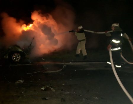 На Кіровоградщині внаслідок аварії загорілася машина та загинуло двоє людей. ФОТО