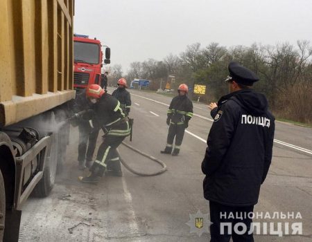 На Кіровоградщині на трасі загорілася вантажівка з вугіллям