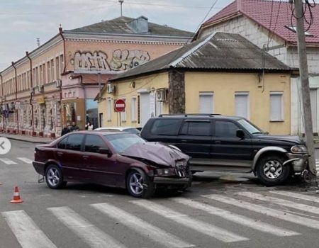 У центрі Кропивницького зіткнулися Mitsubishi та BMW. ФОТО. ВІДЕО