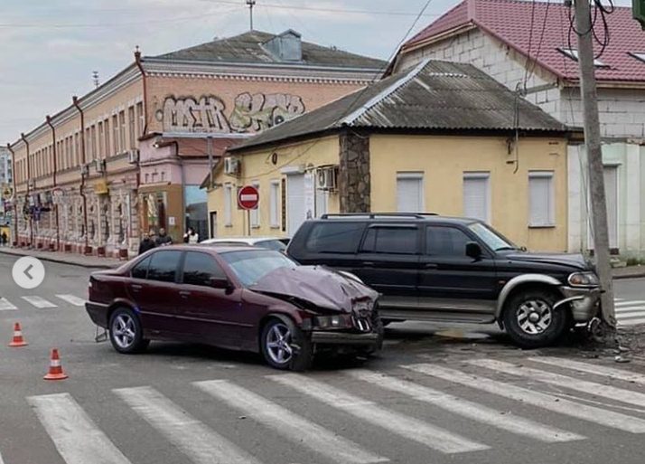 У центрі Кропивницького зіткнулися Mitsubishi та BMW. ФОТО. ВІДЕО