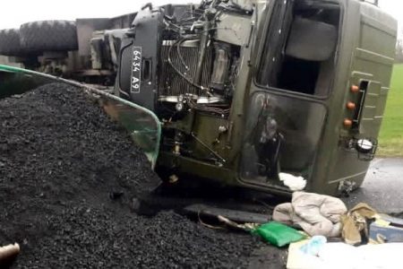 На Кіровоградщині військова машина в’їхала в бригаду дорожників, є загиблі. ФОТО