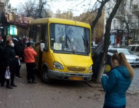 У Кропивницькому маршрутка виїхала на тротуар біля зупинки. ОНОВЛЕНО