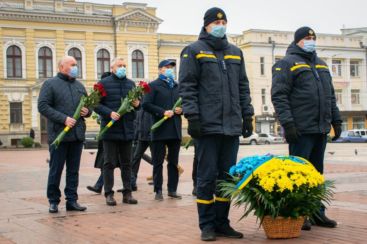 У Кропивницькому напередодні Дня Гідності тa Свободи відкрили меморіальну дошку Винниченку