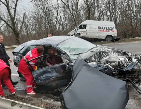 На Кіровоградщині рятувальники деблокували жінку з понівеченого внаслідок ДТП авто. ФОТО