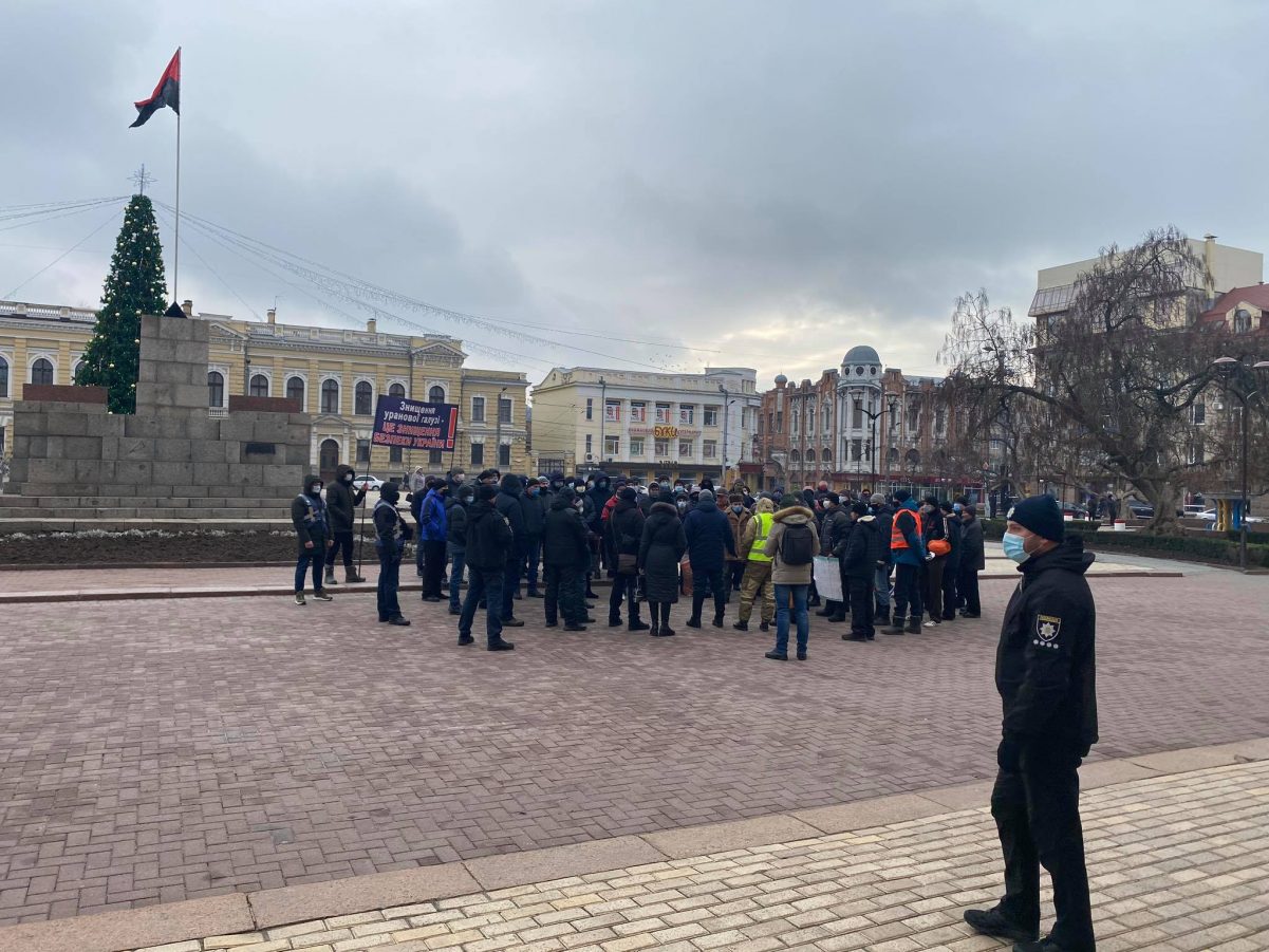 Близько сотні шахтарів мітингують перед Кіровоградською обласною радою