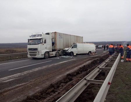 На трасі Київ-Одеса в межах Кіровоградщини ускладнено рух через ДТП. ФОТО