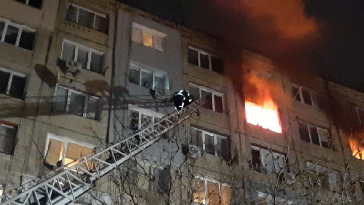 Кропивницький: пожежа на 8-ому поверсі гуртожитку, врятували 28 людей. ФОТО. ВІДЕО