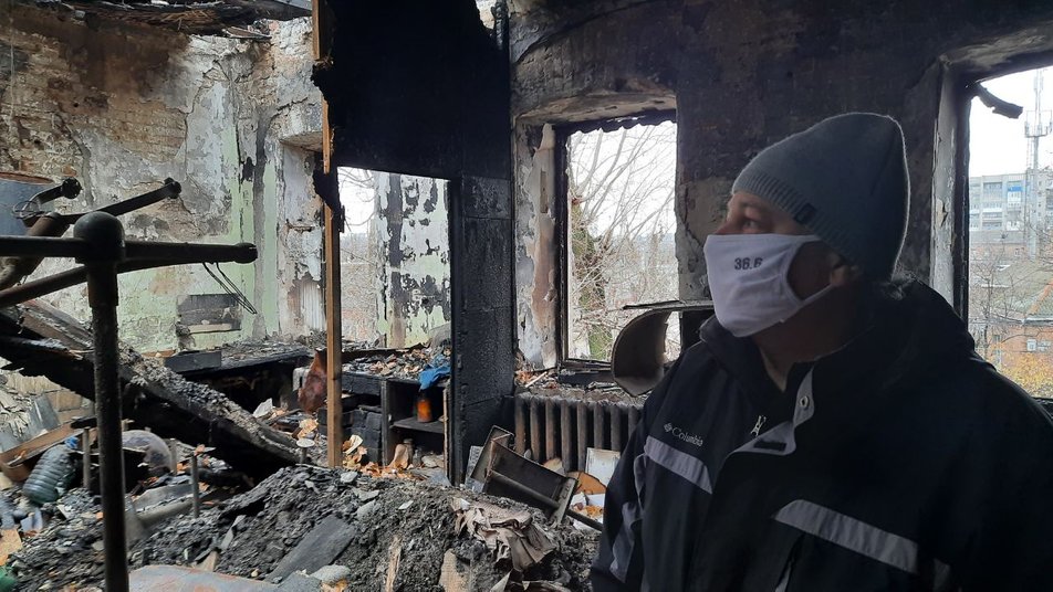 Кропивницький: працівники бюро судмедекспертизи працюють у знищеній вогнем будівлі без даху