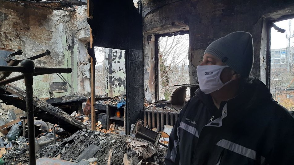 Кропивницький: працівники бюро судмедекспертизи працюють у знищеній вогнем будівлі без даху