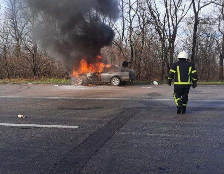 У Кропивницькому згорів автомобіль BMW. ФОТО