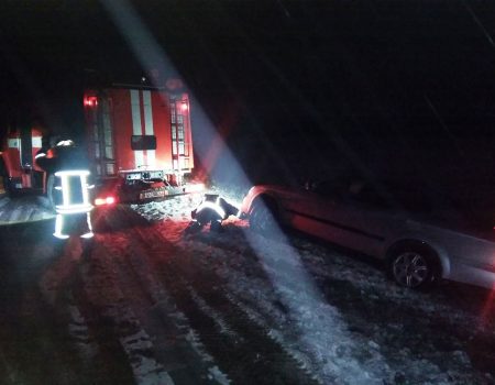 На Кіровоградщині через слизькі дороги рятувальники тричі за добу діставали авто з кюветів. ФОТО