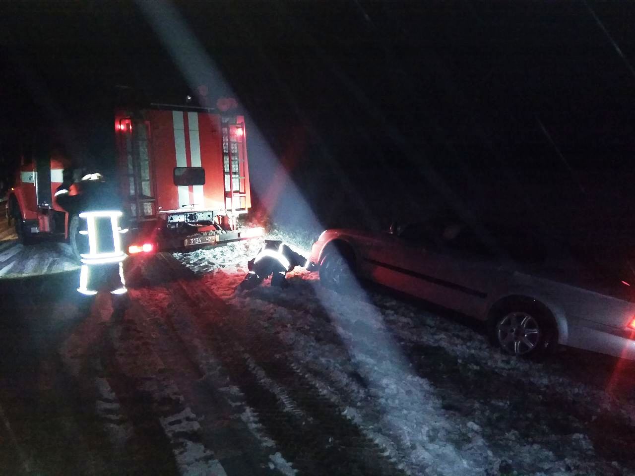 На Кіровоградщині через слизькі дороги рятувальники тричі за добу діставали авто з кюветів. ФОТО