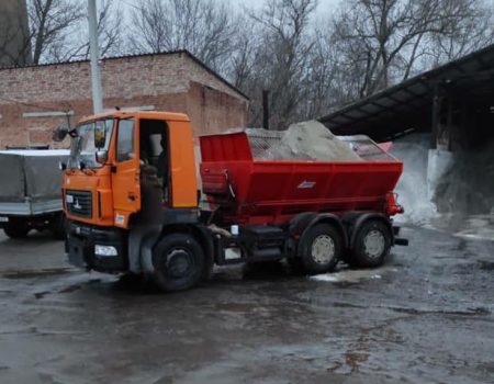 У міськраді Кропивницького звітують, що комунальники вийшли на боротьбу з ожеледицею. ФОТО