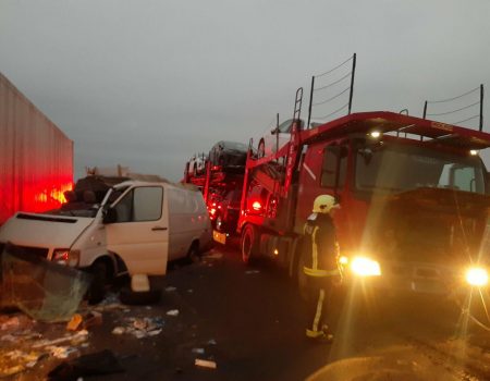 На Кіровоградщині 5 вантажівок, об’їжджаючи місце ДТП, застрягли в багні