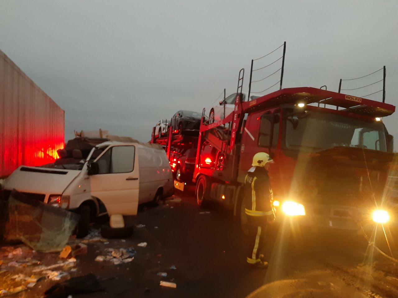 На Кіровоградщині 5 вантажівок, об&#8217;їжджаючи місце ДТП, застрягли в багні